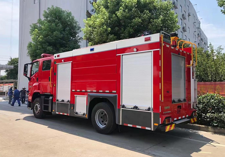 五十鈴水罐消防車圖片jpg E24AEACECC61107F6A1D593129F914A8.jpg