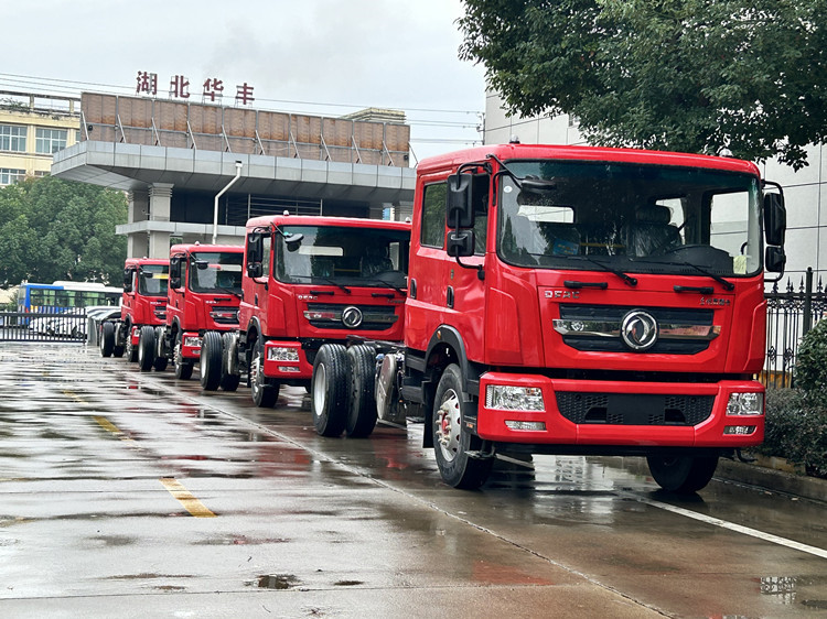 東風(fēng)消防車(chē)底盤(pán) 8DE28E505B5816511E3768F4DD8E2843_副本.jpg